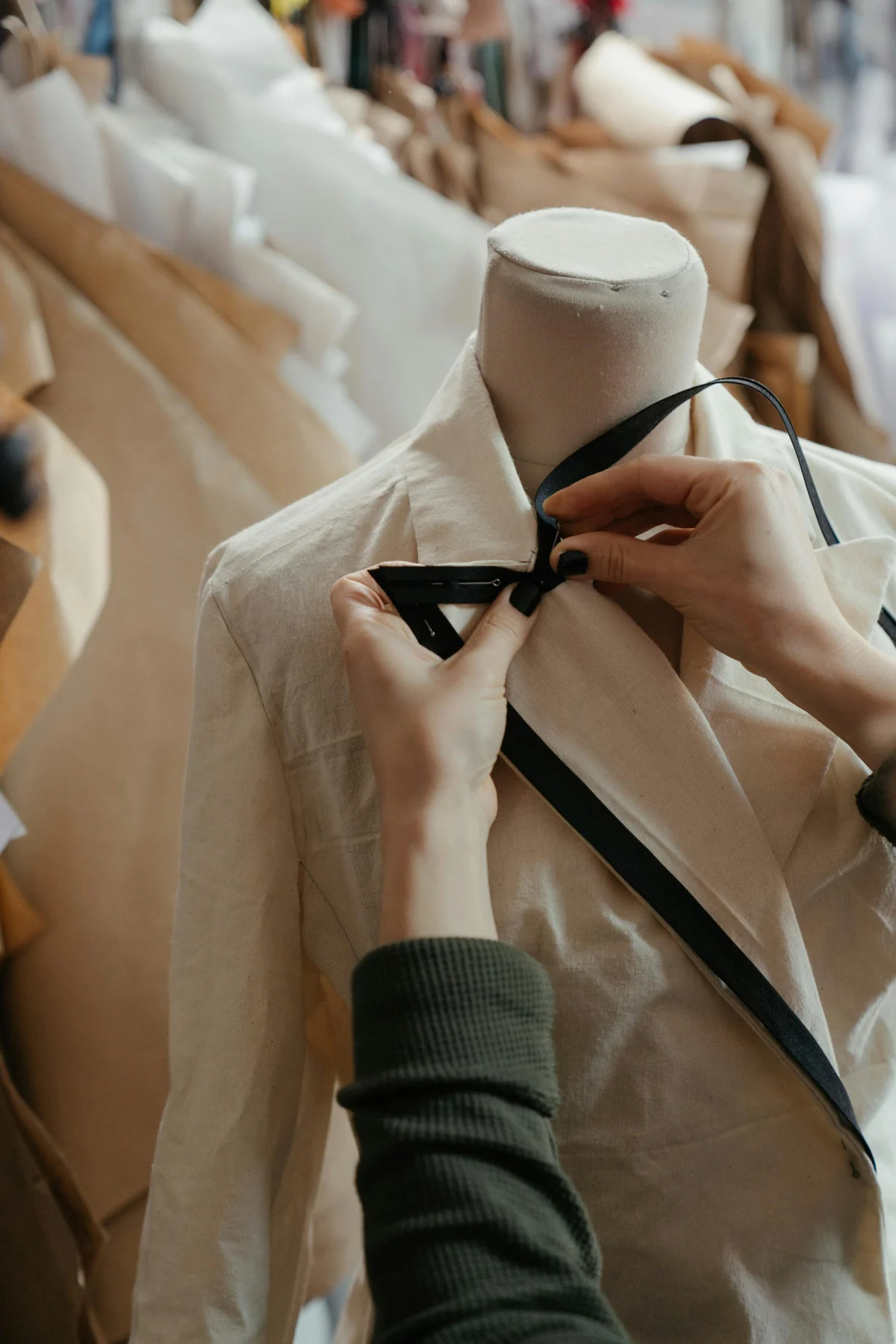 Travail de confection et de mesure d’une chemise sur un mannequin d’atelier.