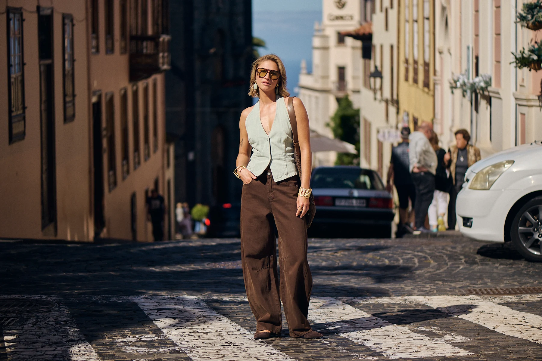 La collection Feelkoo dans une rue baignée de soleil.